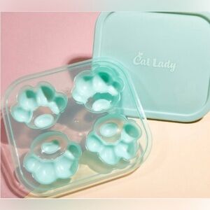 NIB Cat Lady pawprint ice cube tray